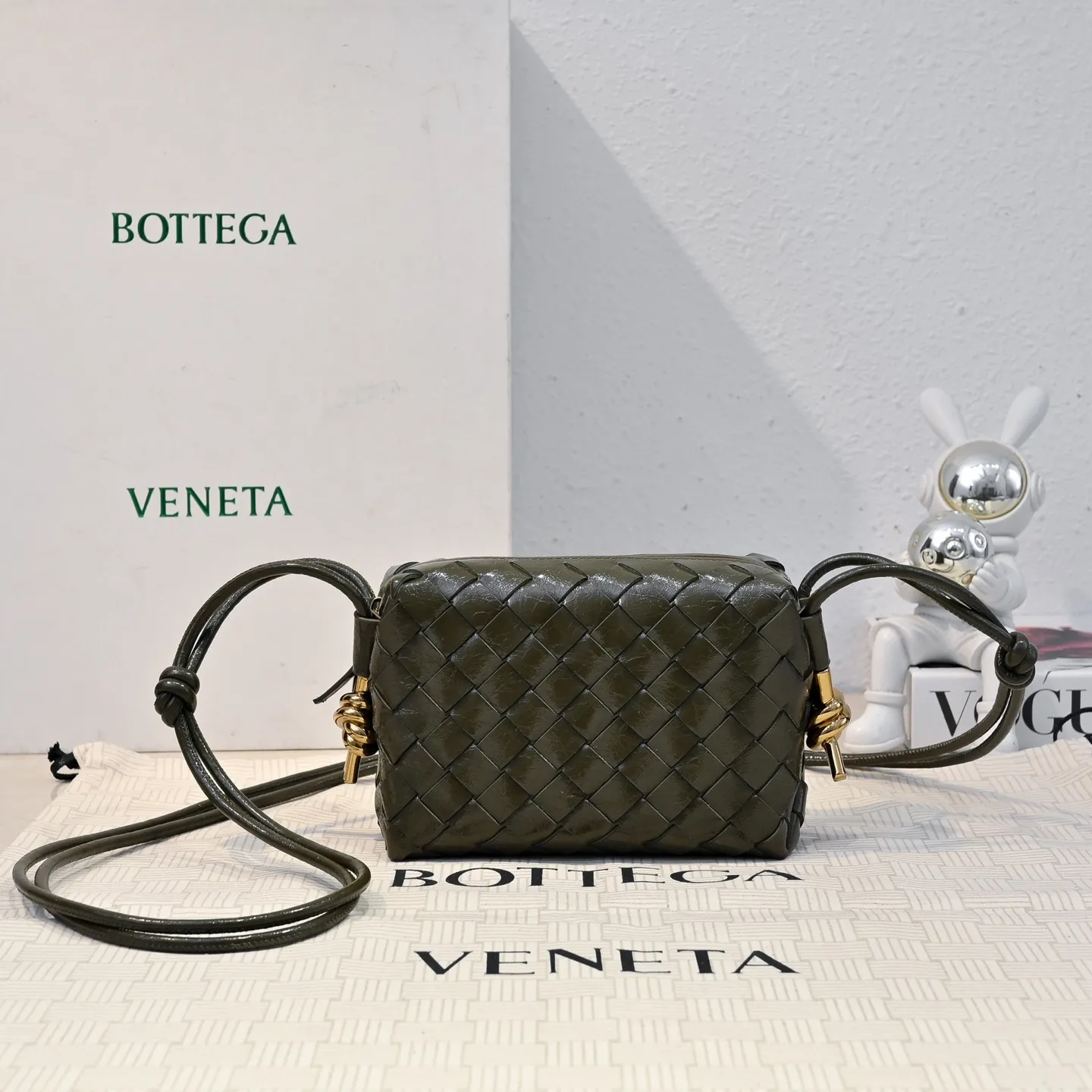 Batch 1560 𝗕𝗼𝘁𝘁𝗲𝗴𝗮 𝗩𝗲𝗻𝗲𝘁𝗮———— The latest version of the loop camera bag💥 from BV’s King of Cost-Effectiveness counter, large woven texture➕Ultra-high quality cow wax leather as always, with zipper, hardware decoration on both sides, adjustable drawstring, especially suitable for the tummy💫Can hold anything, very light weight, suitable🈴️for girls of all ages, size: 17*10*6cm Style number: 6125